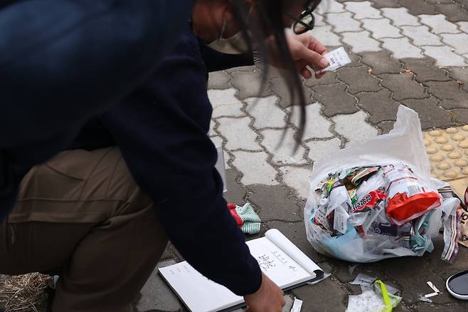 '쓰레기 불법 투기자 찾아냅니다' (대구=연합뉴스) 박세진 기자 = 26일 대구 동구 방촌동 한 주택 밀집 구역에서 동구청 단속요원이 불법으로 버려진 쓰레기 속에서 투기자의 신원을 찾고 있다. 2026.2.26 psjpsj@yna.co.kr