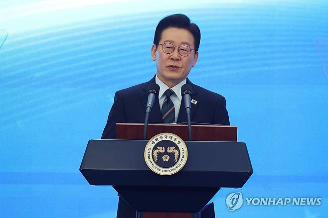 이재명 대통령, 새만금 로봇·수소·AI 시티 투자협약식 축사 (군산=연합뉴스) 한상균 기자 = 이재명 대통령이 27일 전북 군산새만금컨벤션센터에서 열린 새만금 로봇·수소·AI 시티 투자협약식에서 축사하고 있다. 2026.2.27 xyz@yna.co.kr