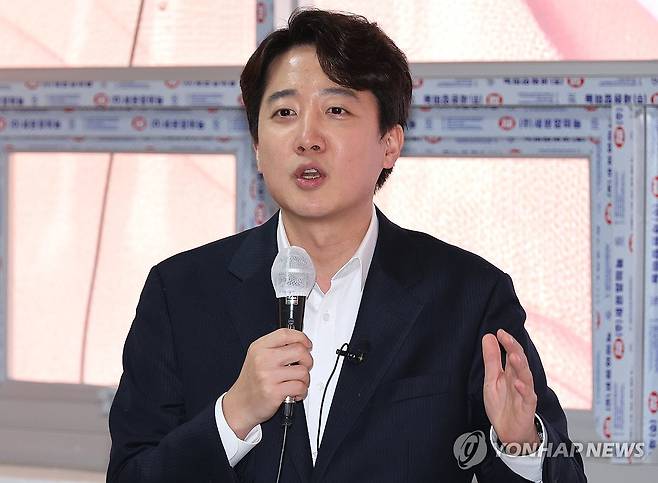 답변하는 개혁신당 이대표 (부산=연합뉴스) 강선배 기자 = 개혁신당 이준석 대표가 27일 부산 부산진구 부전동 정이한 부산시장 예비후보 선거사무소 개소식에 참석해 가진 타운홀 미팅에서 질의에 답변하고 있다. 2026.2.27 sbkang@yna.co.kr