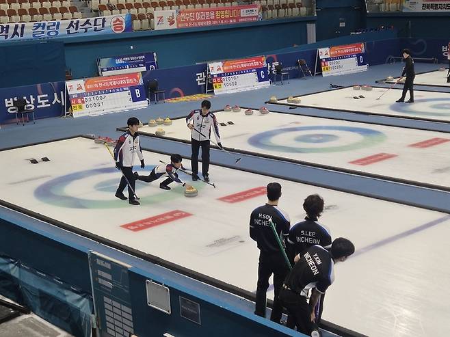 27일 강원 강릉컬링센터에서 열린 제107회 전국동계체육대회 컬링 남자일반부 단체전 준준결승 인천 Team Peak과의 경기서 경기도컬링연맹의 김예찬이 투구하고 있다. 강릉=이건우기자