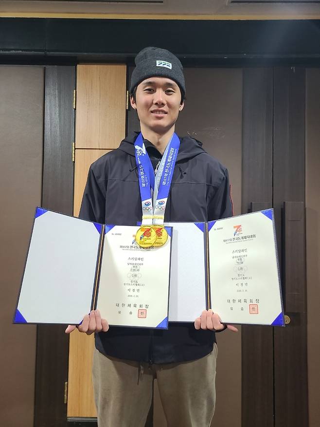 27일 강원 평창 용평리조트서 열린 스키알파인 남자 18세이하부서 3관왕을 달성한 이경민(경기도스키협회)가 기념사진을 찍고 있다. 사진=경기도스키협회