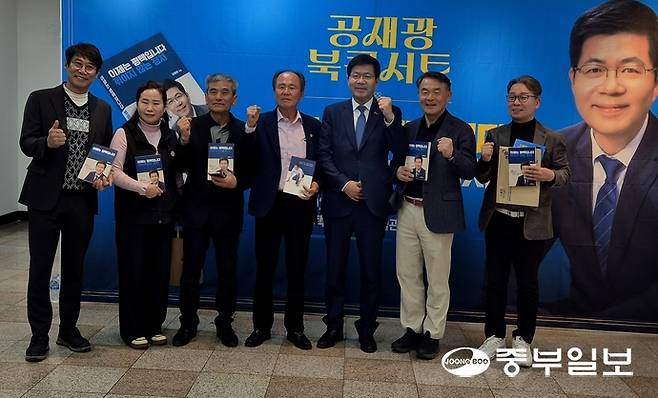 공재광(왼쪽에서 다섯 번째) 평택시장 예비후보가 28일 북콘서트 현장을 찾은 시민들과 기념촬영을 한다. 우승오 기자