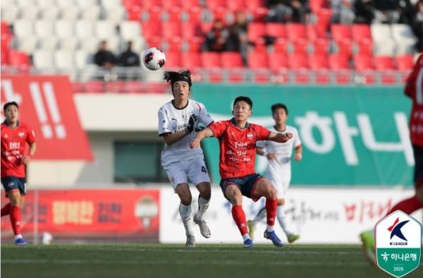 포항스틸러스 기성용(왼쪽)이 김천 수비수와 몸싸움을 벌이고 있다. 한국프로축구연맹 제공