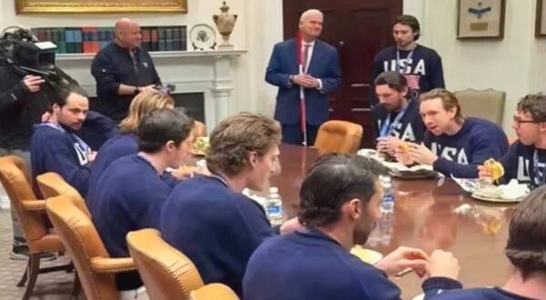 백악관에 방문해서 햄버거를 먹는 아이스하키 선수들(사진=X 갈무리)