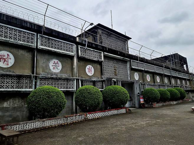 높은 담장과 철조망, 반복되는 격자 벽은 단절보다 관리의 방식을 보여준다. 외부와 내부를 나누는 선은 물리적 경계이면서 기록과 감시가 작동하던 좌표였다. 비어 있는 마당과 정리된 수목은 폭력의 장면보다 체계의 시간을 드러내며, 계엄이 사건이 아니라 공간으로 남는 과정을 조용히 증언한다. / 이상헌 기자