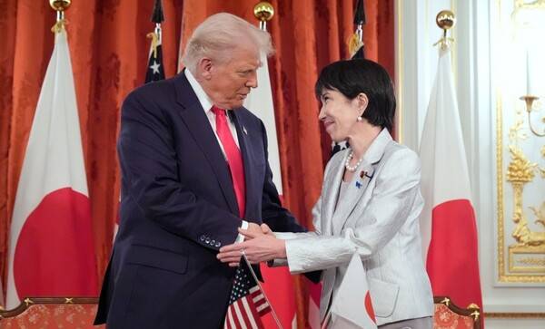 지난해 10월 28일 도쿄에서 열린 미일 정상회담 당시의 도널드 트럼프 미국 대통령과 다카이치 사나에 일본총리. 2025.10.28. AP 연합뉴스