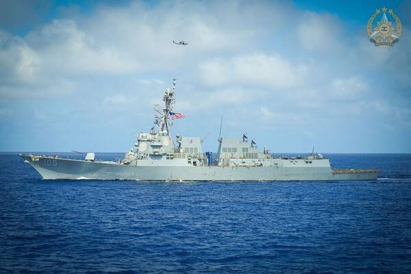 2월 26일에 촬영돼 2월 27일 필리핀군 공보실(AFP-PAO)이 공개한 사진. 미국 알레이 버크급 유도 미사일 구축함 USS 듀이(DDG 105)가 항해하는 동안 MH-60R 시호크 헬리콥터가 상공에서 선회하는 모습을 담고 있다. 이 훈련은 남중국해 영유권 분쟁 지역에서 진행되었다. 필리핀, 미국, 일본 군은 이번 주 대만과 필리핀을 가르는 바시 해협 인근에서 합동 훈련을 실시했다고 관계자들이 2월 27일 밝혔다. 필리핀 군은 성명을 통해 3개국 항공기가 필리핀 최북단 바타네스 제도 상공을 순찰하며 "복잡한 해상 환경에서 원활하게 합동 작전을 수행할 수 있는 능력"을 보여주기 위한 훈련을 실시했다고 밝혔다. 2026.2.27. AFP 연합뉴스