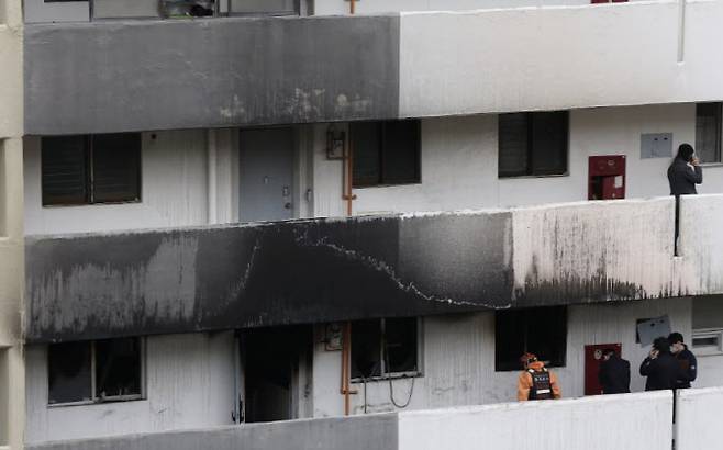 24일 서울 강남구 대치동 은마아파트에서 발생한 화제로 17세 여고생이 숨졌다. (사진=연합뉴스)