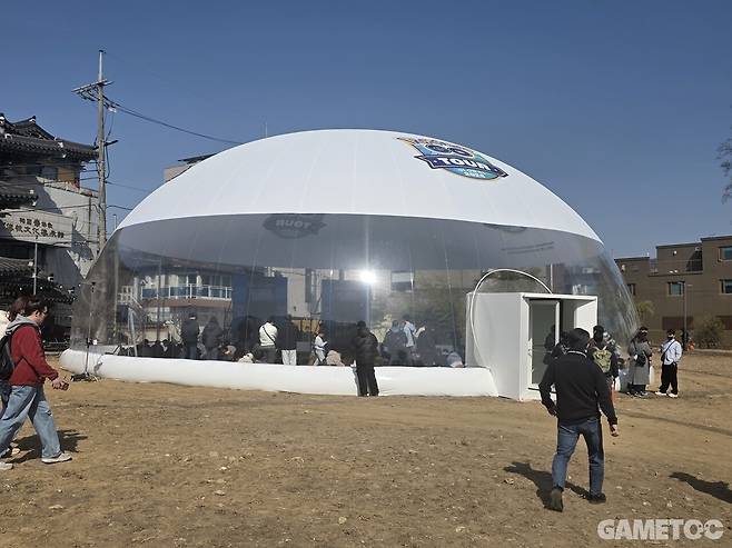 돔 형태로 구현된 부스에서는 배틀이 펼쳐졌다. (사진= 문원빈 기자)