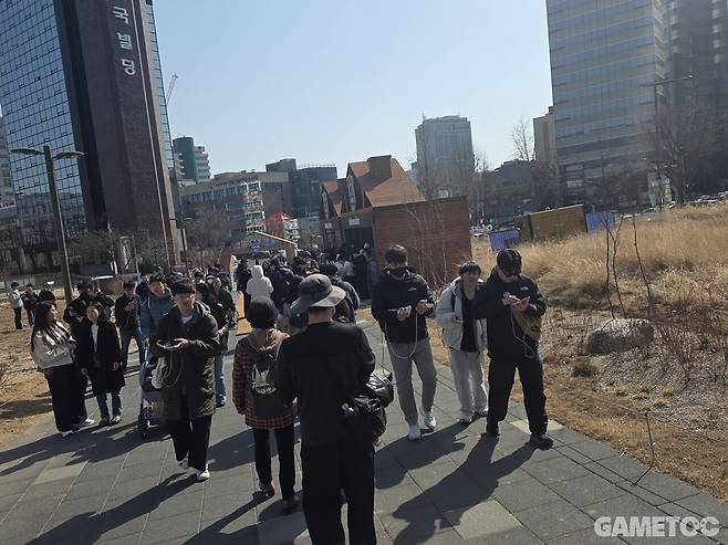 다들 포켓몬 잡기에 한창이다. (사진= 문원빈 기자)