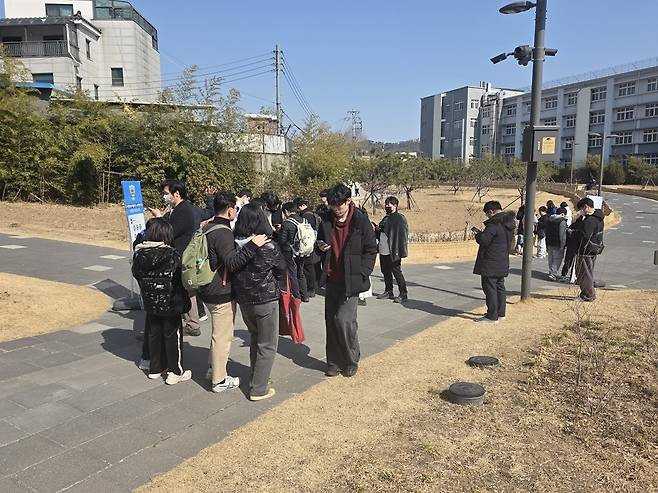 서로 잡은 포켓몬을 교환하기도 한다. (사진= 문원빈 기자)