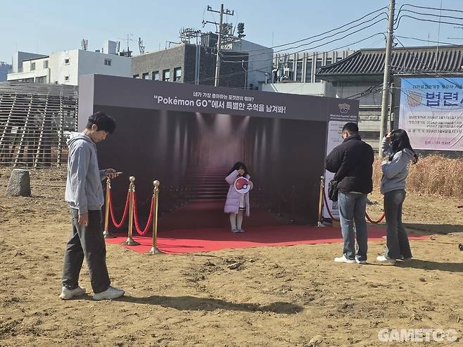 포토존도 놓칠 수 없지. 포켓몬 고의 신규 기능으로 원하는 포켓몬과 자유롭게 찍을 수 있다. (사진= 문원빈 기자)