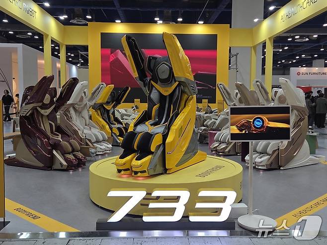 서울 코엑스 '서울리빙디자인페어 2026'에 전시된 '웨어러블 AI 헬스케어로봇 733' 2026.2.26/뉴스1 ⓒ 뉴스1 장시온 기자