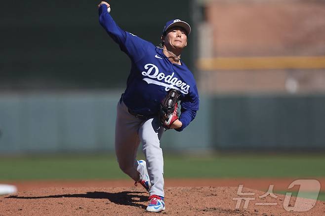 LA 다저스 투수 야마모토 요시노부가 28일(한국시간) 열린 샌프란시스코 자이언츠와 2026 메이저리그 시범경기에서 역투하고 있다. ⓒ AFP=뉴스1