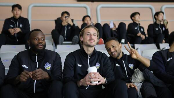 프로축구 충남아산이 여자농구 경기장을 찾아 홍보에 나섰다. /사진=충남아산