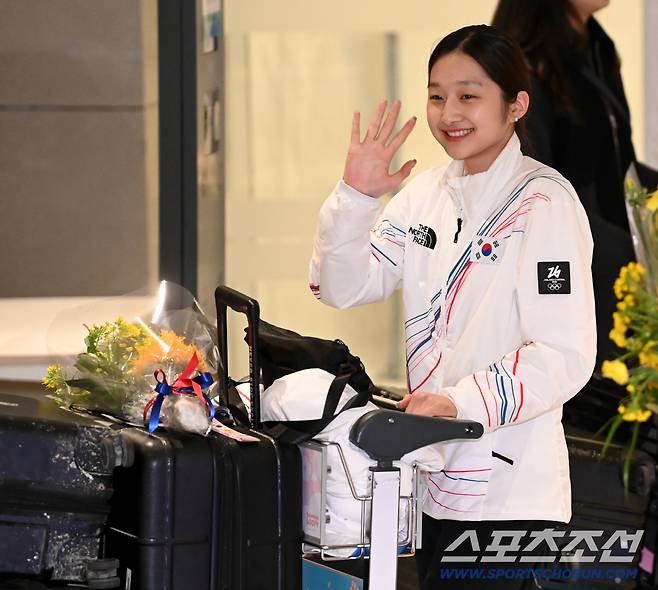 밀라노·코르티나담페초 동계 올림픽을 마친 대한민국 선수단이 24일 인천공항을 통해 귀국했다. 입국장으로 들어서는 피겨 신지아의 모습. 인천공항=허상욱 기자wook@sportschosun.com/2026.02.24/