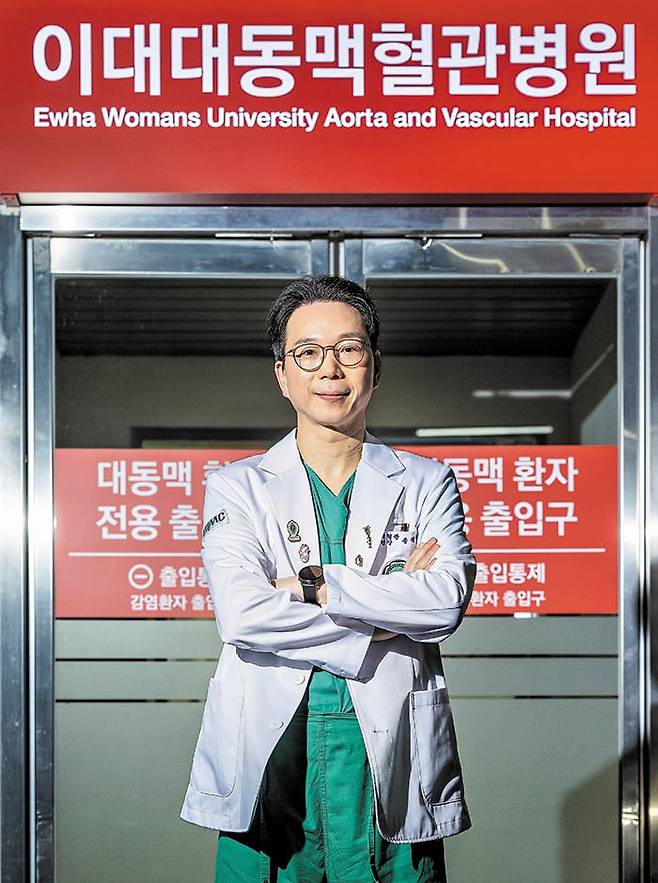 송석원 원장이 응급 대동맥 환자 전용 출입구 앞에 섰다. 이 출입구를 지나 전용 엘리베이터를 타면 응급 환자가 수술장까지 3분 안에 간다. 대동맥 환자만을 위한 중환자실(AICU)도 있다. 송 원장은 “오랫동안 소원해 온 일이었다”며 “처음 간판을 달고 나도 모르게 울컥 눈물이 나더라”고 했다. /양수열 영상미디어 기자