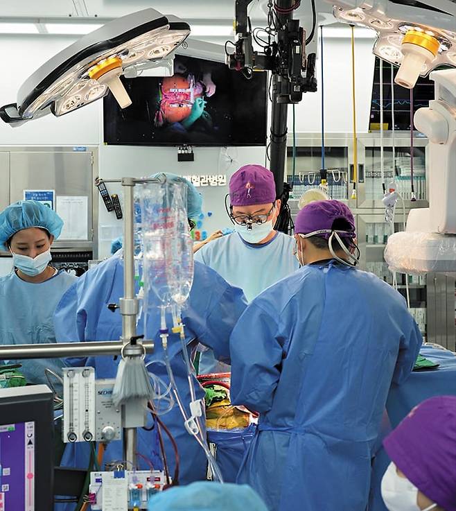 2024년 5월 송석원(왼쪽에서 셋째) 원장의 수술 모습. /송석원 제공