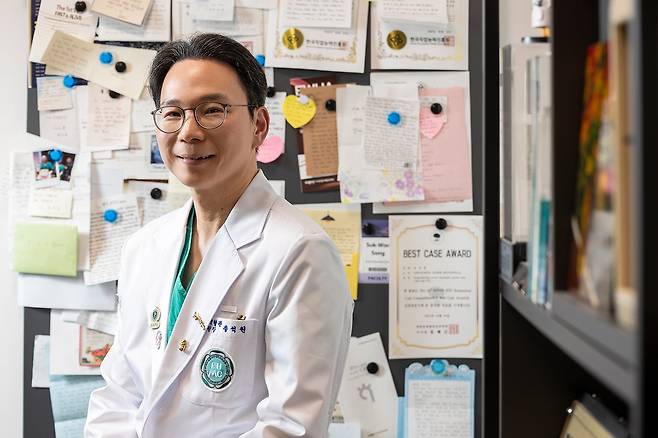 송 원장 방 벽면 한쪽에는 환자들이 주고 간 숱한 편지와 감사 메모가 붙어 있다. 그는 “수술실에선 날카로울 수밖에 없지만, 수술실 밖에서는 최대한 환자들에게 친근한 의사로 남고 싶다”고 했다. /양수열 영상미디어 기자