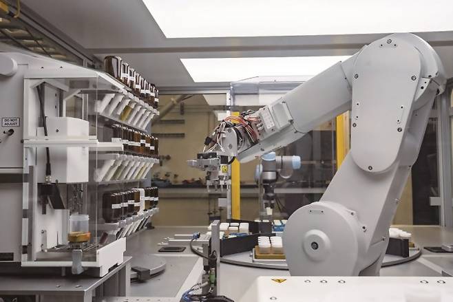 독일 율리히 연구센터의 미생물 연구실 내 로봇 팔이 실험하는 모습. AI가 과학자의 두뇌를 대체하고 있다면 로봇은 과학자의 몸을 대신하며 ‘과학 연구 자동화’가 심화하고 있다. 스테판 노아크 율리히 연구센터 미생물 분석 연구그룹장은 2024년 국제학술지 ‘네이처’와의 인터뷰에서 “로봇 팔 도입 이후 세포 배양 작업 속도가 100배는 빨라졌다”고 밝혔다. Nature 제공