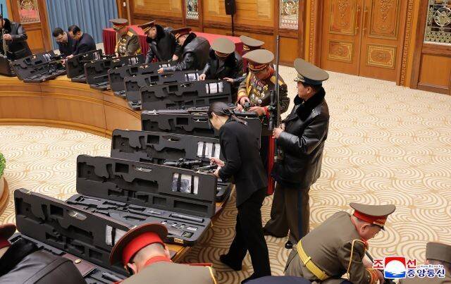 김여정 조선노동당 중앙위 총무부장(사진 속 뒷모습의 여성) 등 노동당 ‘주요 지도 간부’와 군사지휘관들이 김정은 노동당 총비서의 ‘특별 개인 설물’이라는 ‘신형 저격수 보총’을 살피고 있다. 조선중앙통신 연합뉴스