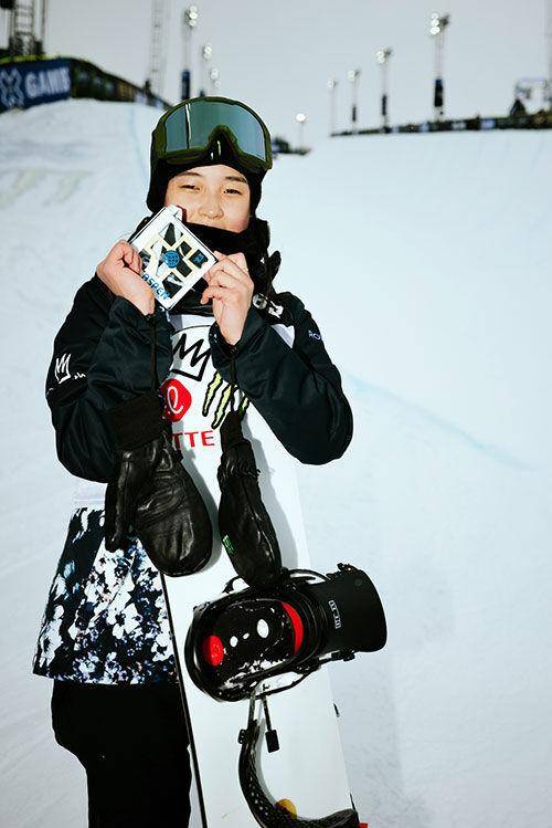 최가온이 2023년 미국 콜로라도주 아스펜에서 열린 X게임에서 역대 최연소 우승을 기록한 후 기념 촬영을 하고 있다. 올댓스포츠 제공