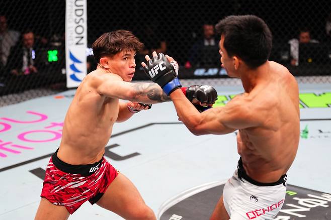 로니 카바나(왼쪽). 사진=UFC