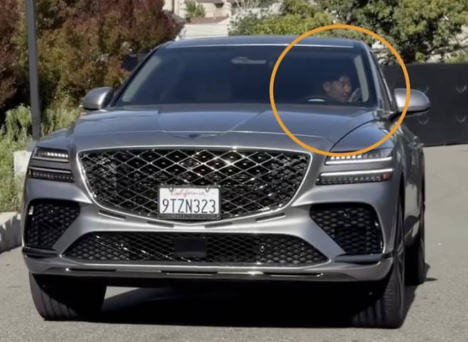 손흥민이 GV80 쿠페로 보이는 차를 타고 안에서 인사하는 모습. 사진=영상 캡처.