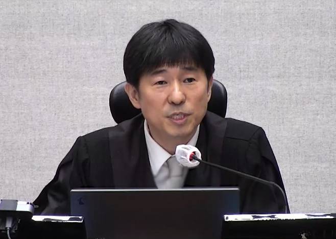 서울중앙지법 형사합의25부 지귀연 부장판사가 지난19일 서초구 서울중앙지방법원에서 열린 윤석열 전 대통령의 내란 우두머리 혐의 1심 선고공판에서 주문을 낭독하고 있다. 서울중앙지법 제공