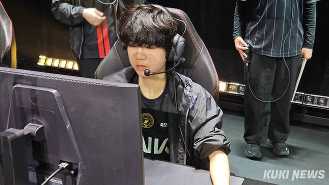‘디아블’ 남대근이 28일 오후 4시(현지시각) 홍콩 카이탁 아레나에서 열린 ‘2026 LCK컵’ 결승진출전 디플러스 기아와의 경기 전 장비 세팅을 하고 있다. 송한석 기자