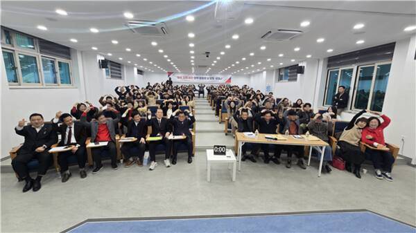 28일 오전 국민의힘 평택시갑 당원협의회가 송탄 라온고등학교 지혜관 시청각실에서 당원들을 대상으로 열린 평택 미래비전 정책발표회에서 참석자들과 기념 촬영을 하고 있다. 국민의힘 평택시갑 당원협의회 제공