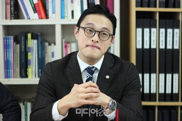 ▲4년 시간 끝에 '기사형광고'의 문제점이 명시된 판결을 이끈 (왼쪽부터) 김민호 변호사가 지난 12일 서울 영등포구 당산동 미디어오늘 사무실에서 인터뷰하고 있다. 사진=금준경 기자