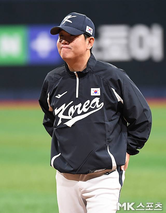 2025년 11월 7일 고척스카이돔에서 ‘2025 NAVER K-BASEBALL SERIES’ 국가대표팀 훈련이 진행됐다. 한국 대표팀은 오는 8일과 9일 고척돔에서 체코와 두 차례 평가전을 갖고, 이어서 대표팀은 도쿄돔에서 일본과 평가전 두 경기를 치른다. 류지현 감독이 훈련을 지켜보고 있다. 사진=천정환 기자