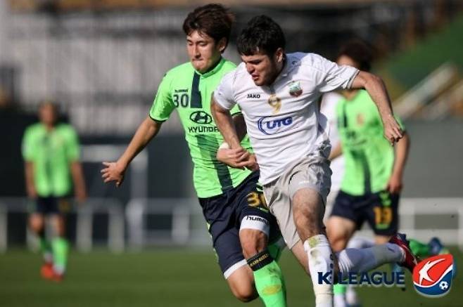 김영찬의 전북 현대 시절(사진 왼쪽). 사진=한국프로축구연맹
