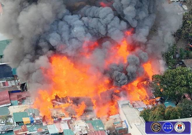 지난 25일(현지시간) 필리핀 마닐라 인트라무로스의 주거 밀집 지역에서 주택 최소 300채가 불에 타는 화재가 발생했다. /사진=마닐라 재난위험감축관리사무소(DRRMO) 페이스북