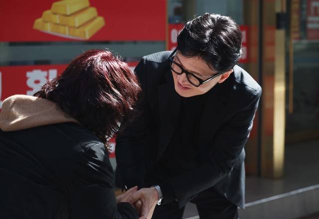 25일 오후 대구 중구 교동을 찾은 한동훈 전 국민의힘 대표가 시민과 인사하고 있다. 연합뉴스