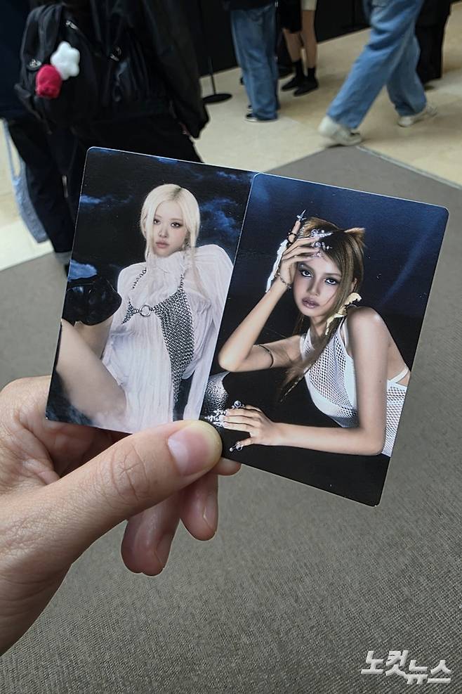 리스닝 세션 체험 후 필수 해시태그 2개를 포함해 소셜미디어에 인증 사진을 올리면 무작위로 포토카드를 증정하는 이벤트도 진행 중이다. 태국에서 온 다니다씨가 본인이 뽑은 포토카드(왼쪽)와 기자가 뽑은 포토카드(오른쪽)를 들어보이는 모습. 김수정 기자