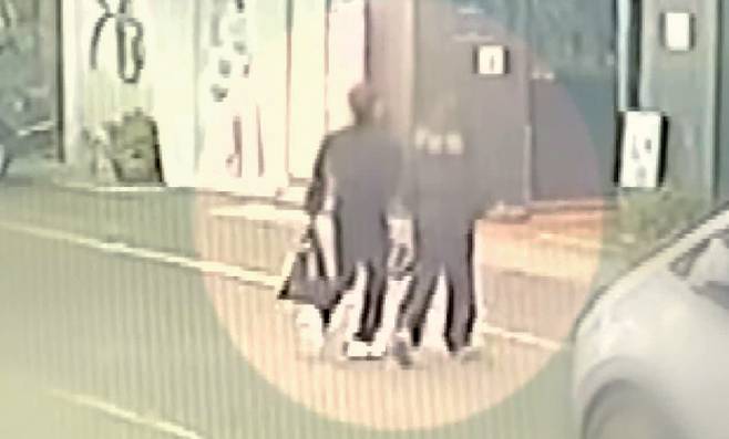 2월9일 김씨가 피해자와 모텔로 들어가는 모습이 찍힌 CCTV 화면 ⓒKBS 방송화면 캡처