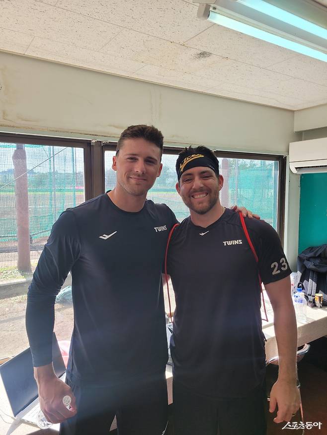 LG 앤더스 톨허스트(왼쪽)와 오스틴 딘이 26일 일본 오키나와 이시카와구장서 팀 2차 스프링캠프 첫 훈련을 마친 뒤 함께 인터뷰를 진행하고 있다. 이날 오스틴은 톨허스트에게 “한국시리즈서 4승을 거둔 최동원이란 투수를 알고 있나”라며 의미심장한 질문을 던지기도 했다. 오키나와|장은상 기자 award@donga.com