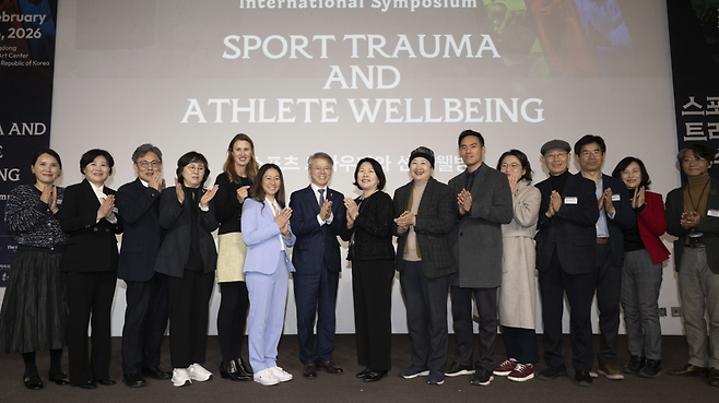 ‘스포츠 트라우마와 선수 웰빙(Sport Trauma and Athlete Wellbeing)’ 국제 심포지엄 참가자들이 기념사진을 찍고 있다.