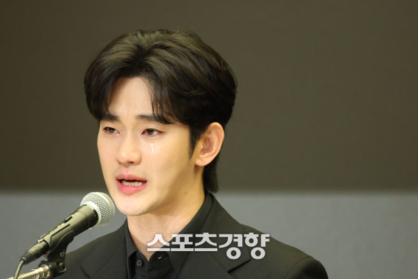 미성년자 교제 의혹을 받고 있는 배우 김수현이 지난달 31일 서울 마포구 스탠포드 호텔에서 고 김새론씨와 관계에 대한 입장을 밝히고 있다. 사진 한수빈 기자
