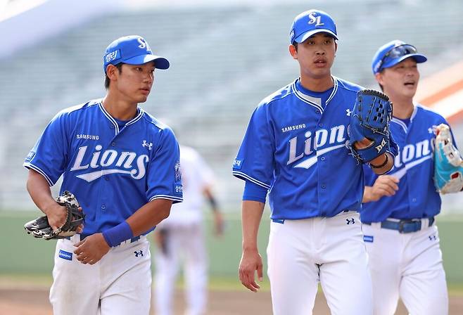 ▲ 왼쪽부터 심재훈, 임기영, 전병우. 삼성 라이온즈는 28일 일본 오키나와 나하의 셀룰러 스타디움에서 일본프로야구 요미우리 자이언츠와 스프링캠프 원정 연습경기를 치렀다. 이날 9회까지 정상적으로 진행 후 요미우리의 요청으로 10회초, 11회초를 추가로 실시했다. 삼성은 아쉽게 2-4로 패했다. ⓒ삼성 라이온즈