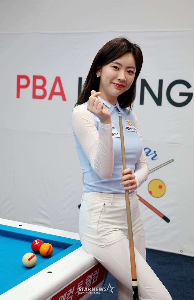 정수빈이 인터뷰를 앞두고 포즈를 취하고 있다. /사진=강영조 선임기자