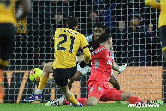 슈팅하는 주앙 고메스(가운데). /AFPBBNews=뉴스1