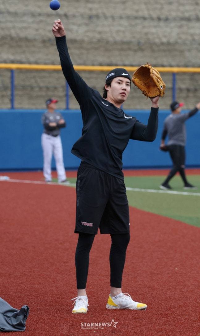 LG 트윈스가 27일 일본 오키나와현 카데나 야구장에서 스프링캠프 일정을 진행했다. 임찬규가 스트레칭 훈련을 하고 있다. /사진=김진경 대기자