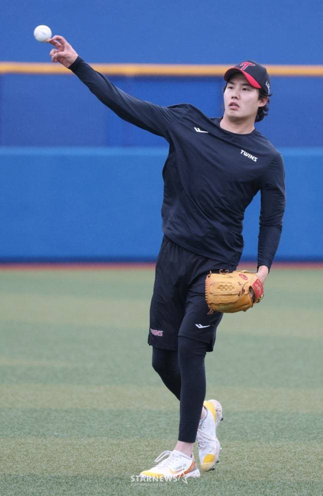 LG 트윈스가 27일 일본 오키나와현 카데나 야구장에서 스프링캠프 일정을 진행했다. 임찬규가 캐치볼 훈련을 하고 있다./사진=김진경 대기자