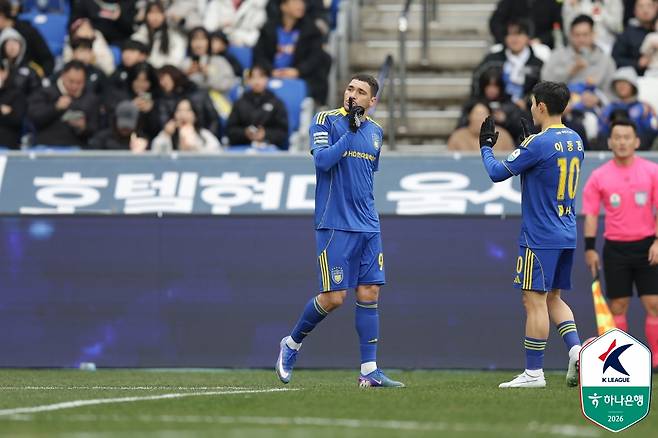 야고(왼쪽)가 득점 후 세리머니하고 있다. /사진=한국프로축구연맹 제공