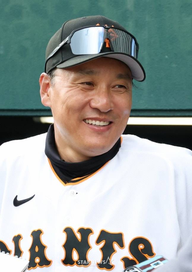 삼성 라이온즈가 28일 일본 오키나와현 나하 셀룰러 스타티움에서 요미우리와 연습경기를 가졌다. 요미우리 이승엽 코치가 경기 후 한국 취재진과 인터뷰를 하고 있다. /사진=김진경 대기자