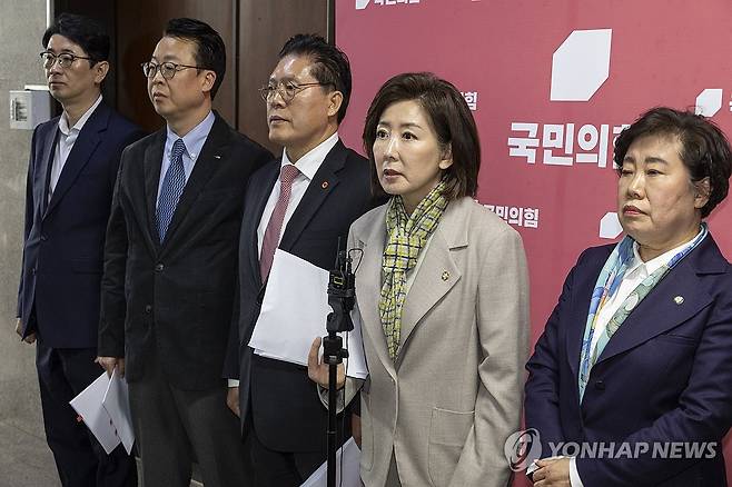 법사위 전체회의 지연 항의 회견하는 국민의힘 의원들 (서울=연합뉴스) 황광모 기자 = 국회 법제사법위원회 국민의힘 나경원 의원(왼쪽 두 번째)을 비롯한 법사위원들이 24일 국회에서 이날 오전 개의 예정인 법사위 전체회의가 지연되고 있는 것에 대한 항의 회견을 하고 있다. 2026.2.24 hkmpooh@yna.co.kr