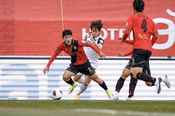 경남FC 배현서가 1일 창원축구센터에서 열린 전남 드래곤즈와 경기에서 경합을 벌이고 있다. /프로축구연맹